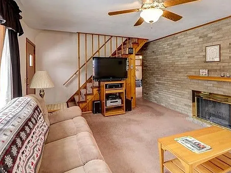 1202 Cambridge Dr — Photo 3