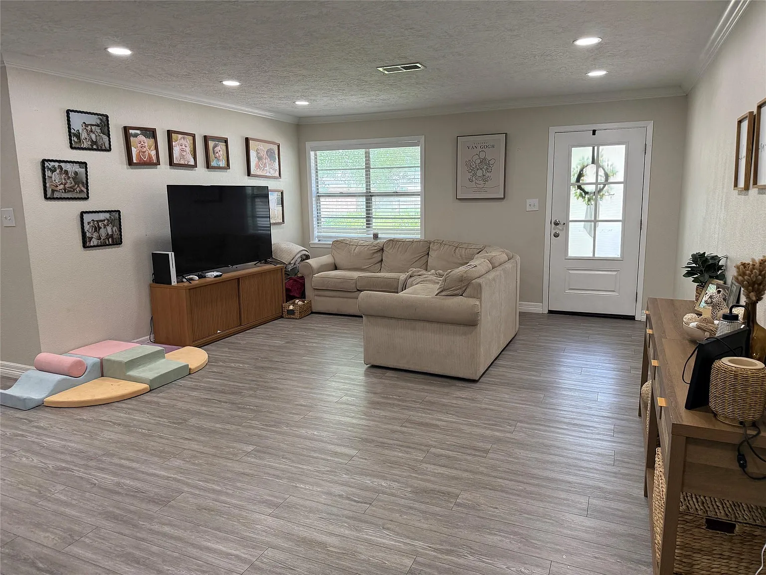 3 bed, 2.0 bath, 1404 sqft, $1,860 — Photo 3
