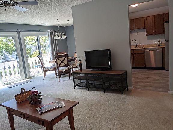 3rd image of 278 Wilmette Ct Unit B2