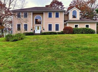 1 Abbey Ln, Newtown, CT 06470