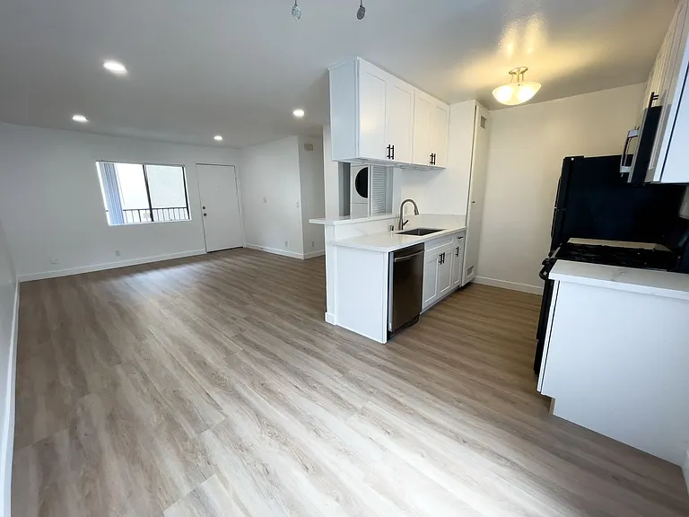 515 S Chevy Chase Dr — Photo 4
