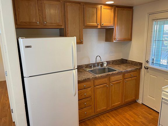 5th image of 126 S Melrose Ave #1
