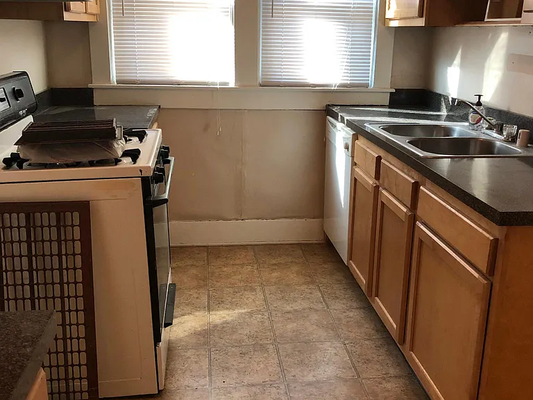 1228 Barret Ave — Photo 5