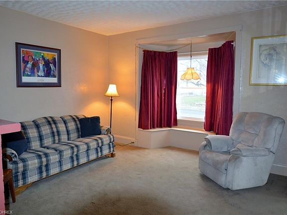 Plenty of Natural Light in this 13x13 Living room.