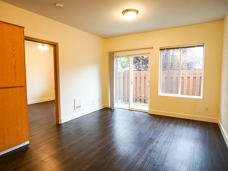 130 SE 105th Ave #C1 — Photo 2