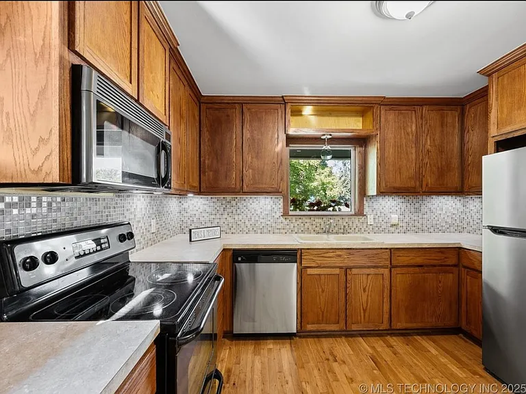 411 W Toledo St — Photo 3