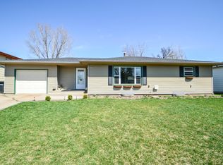 402 14th St NW, Mandan, ND 58554