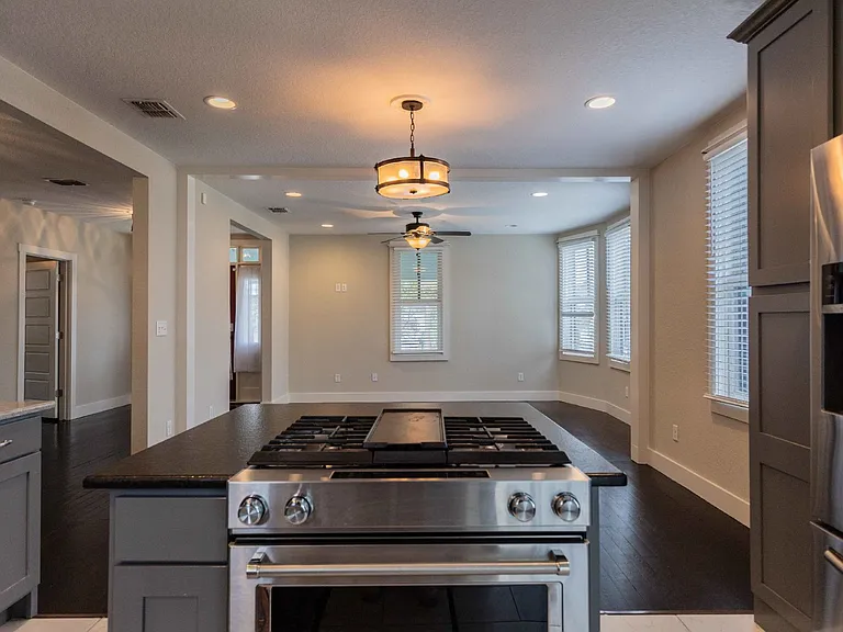 1121 E Crockett St — Photo 15