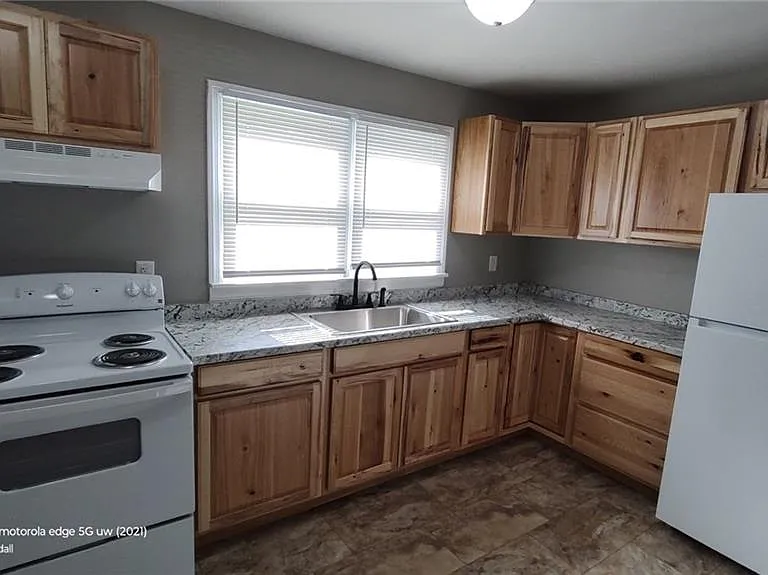 1033 Victoria Ave — Photo 4
