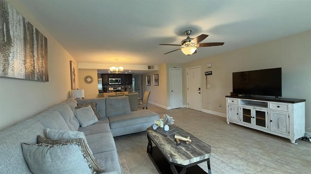 3 bed, 2.0 bath, 1220 sqft, $2,000 — Photo 2