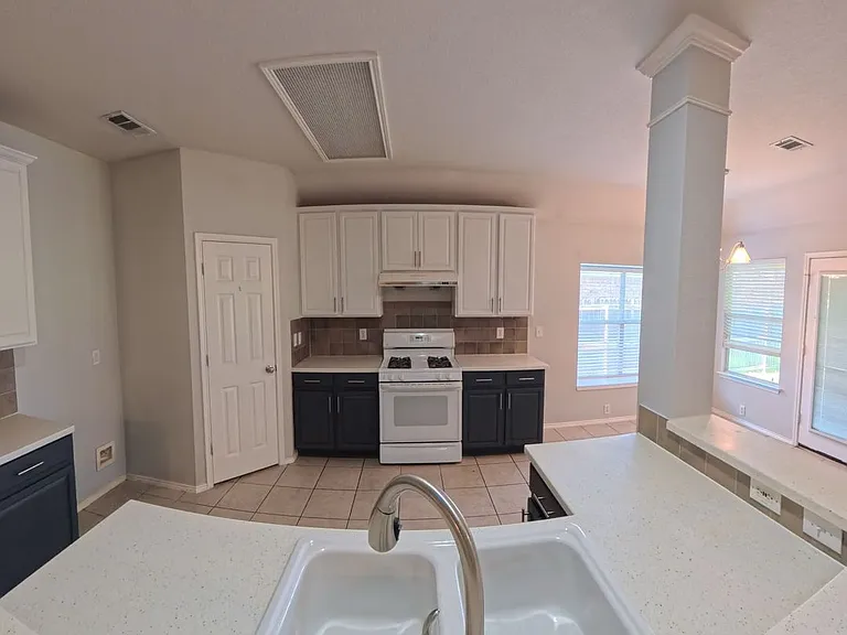 2029 Oak Manor Dr — Photo 7