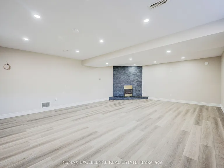 166 McLaughlin Rd S — Photo 28