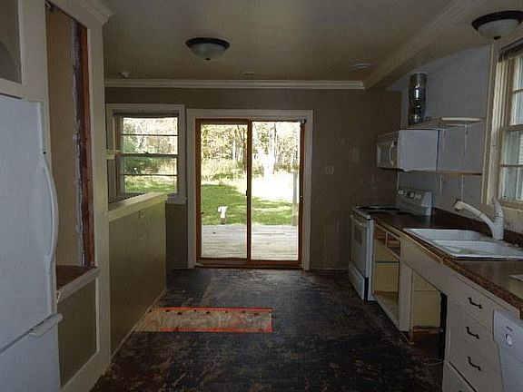 5th image of 923 County Road C2 W