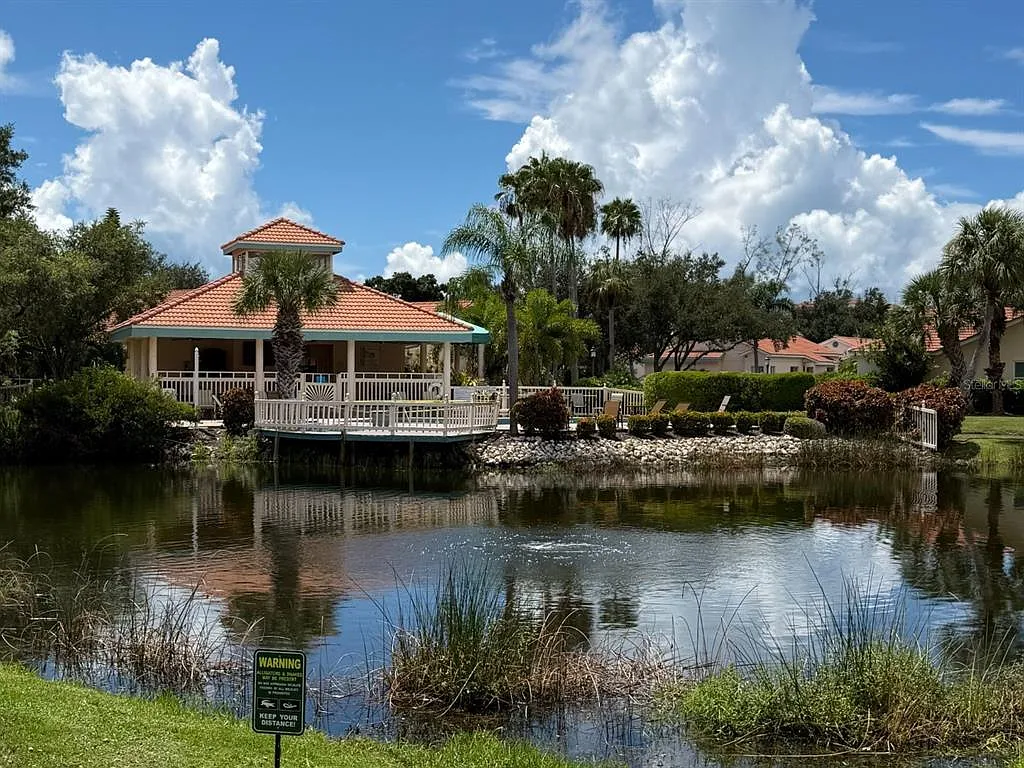 3 bed, 2.0 bath, 1387 sqft, $2,600 — Photo 2