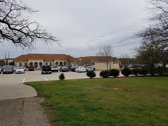 4th image of 918 E Southlake Blvd