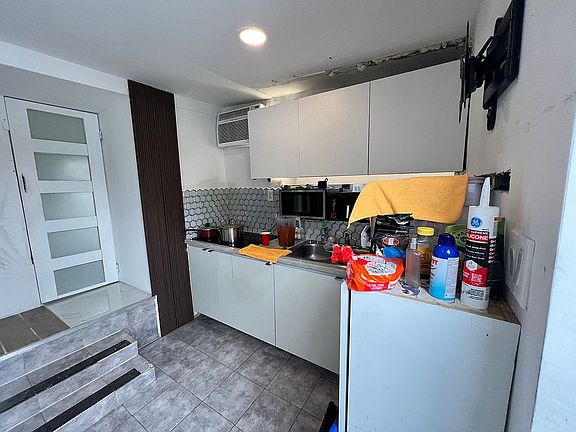 4th image of 421 Maple St