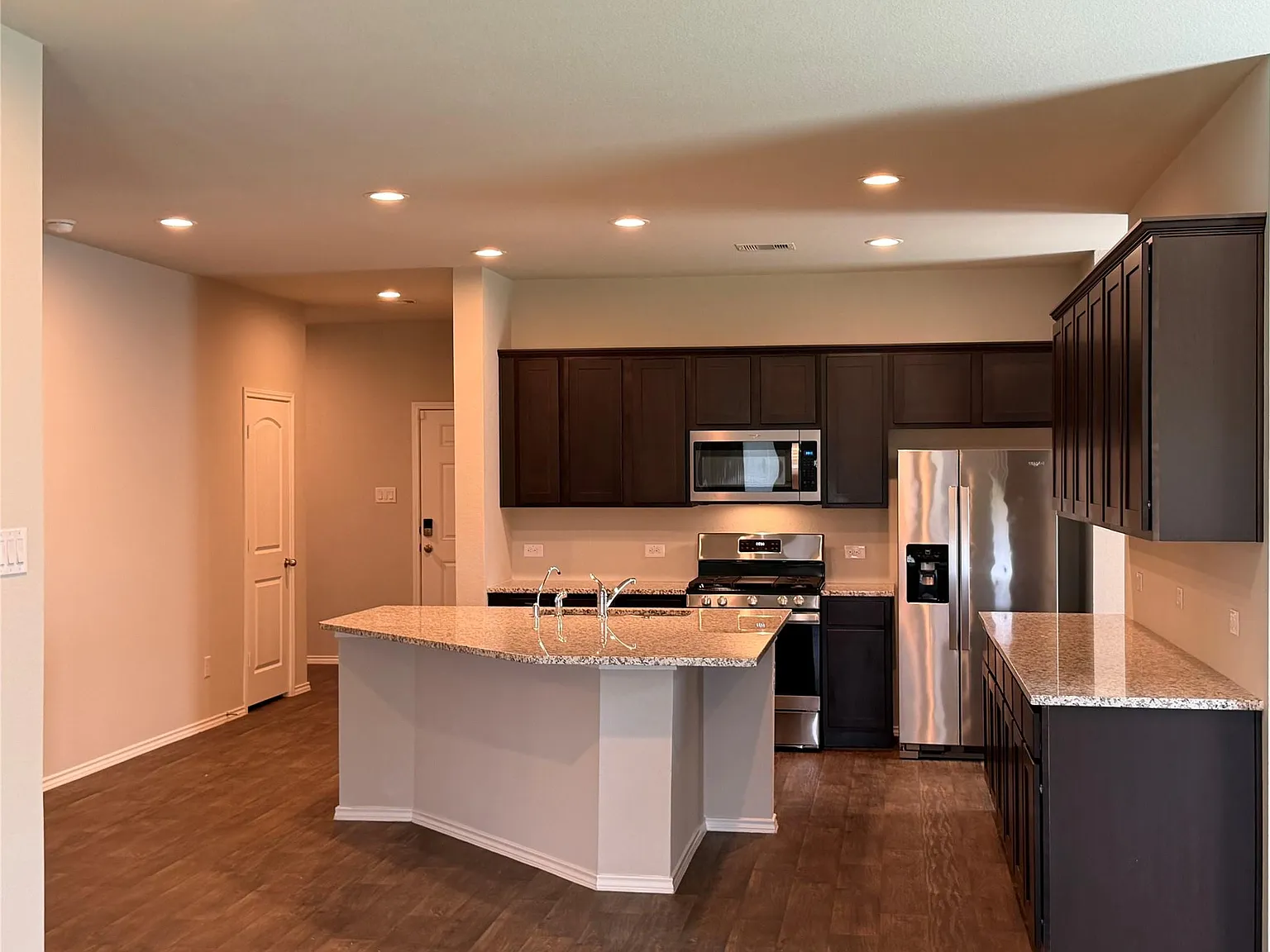 4 bed, 2.0 bath, 2067 sqft, $2,495 — Photo 4