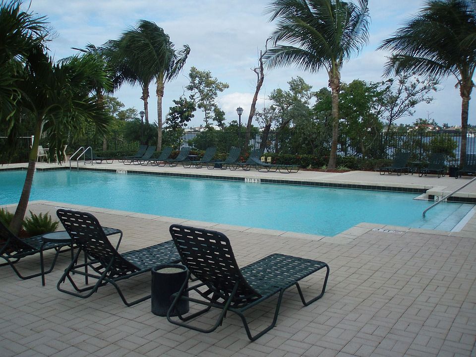 Pool with jacuzzi 