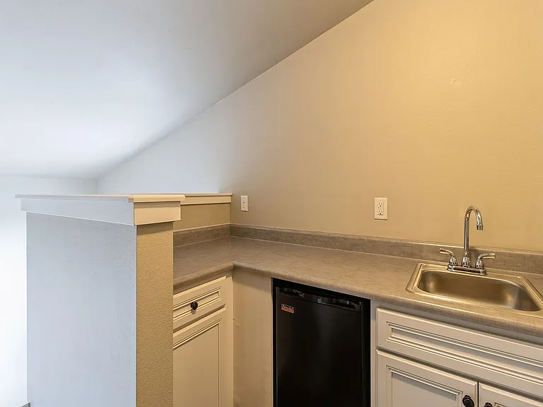 320 SW 6th St #106 — Photo 3