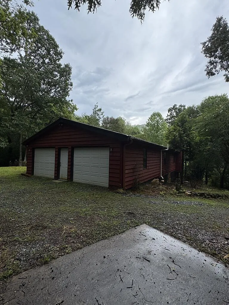 3 bed, $1,800 — Photo 2