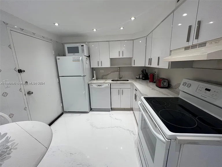 5555 Collins Ave #7T — Photo 7