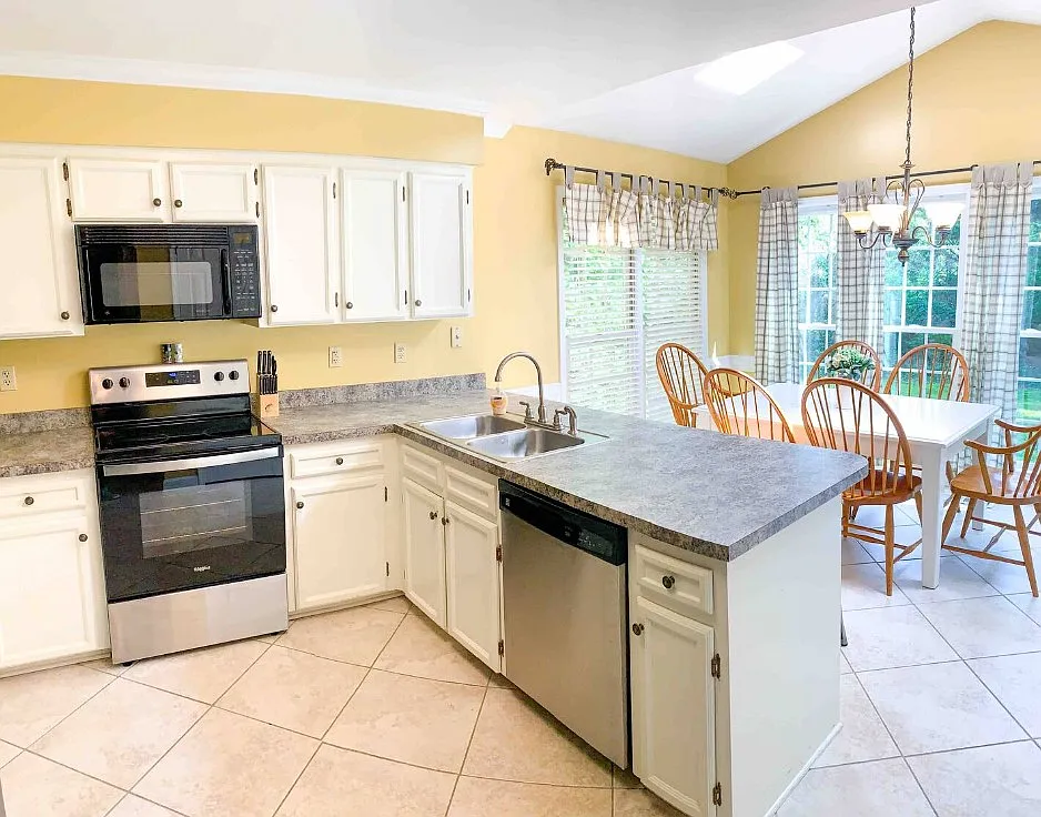 3 bed, 2.5 bath, 1600 sqft, $2,400 — Photo 3