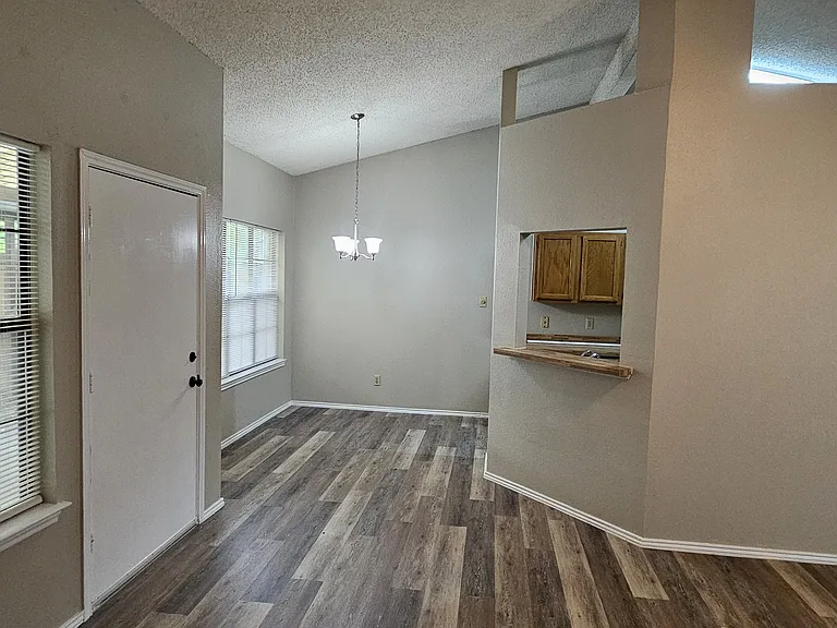 618 Canterbury St — Photo 5
