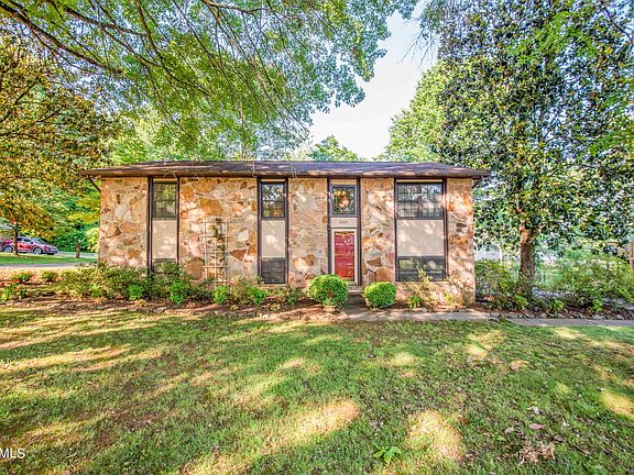 2nd image of 2425 Southview Dr