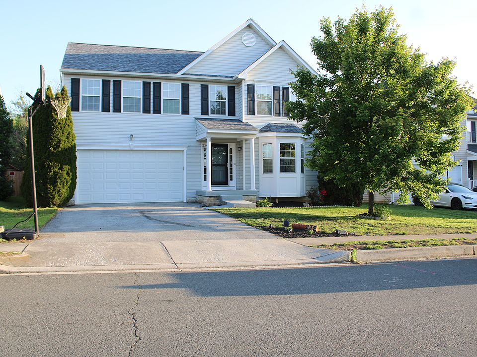 Front area of Home with 2 car garage and spacious driveway.