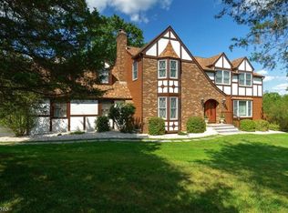 8 Wellington Dr, Annandale, NJ 08801