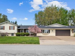 1410 Hillside Dr, Bettendorf, IA