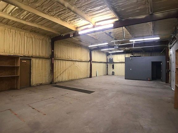 4th image of 600 E Trail St