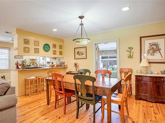 4th image of 605 Marguerite Rd