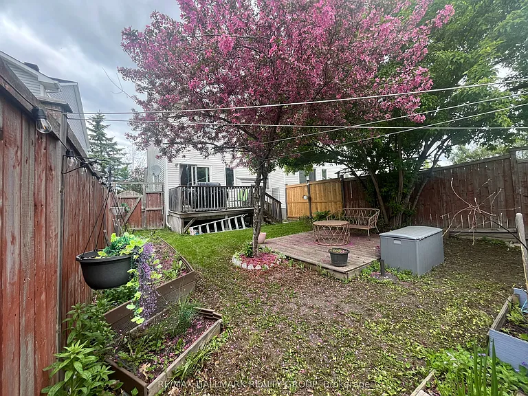 827 Como Cres — Photo 20