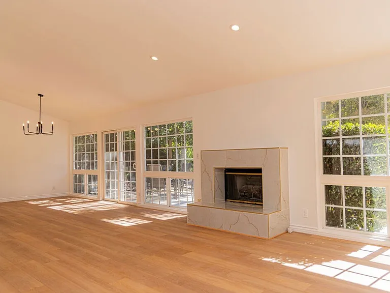 24316 Burbank Blvd — Photo 33