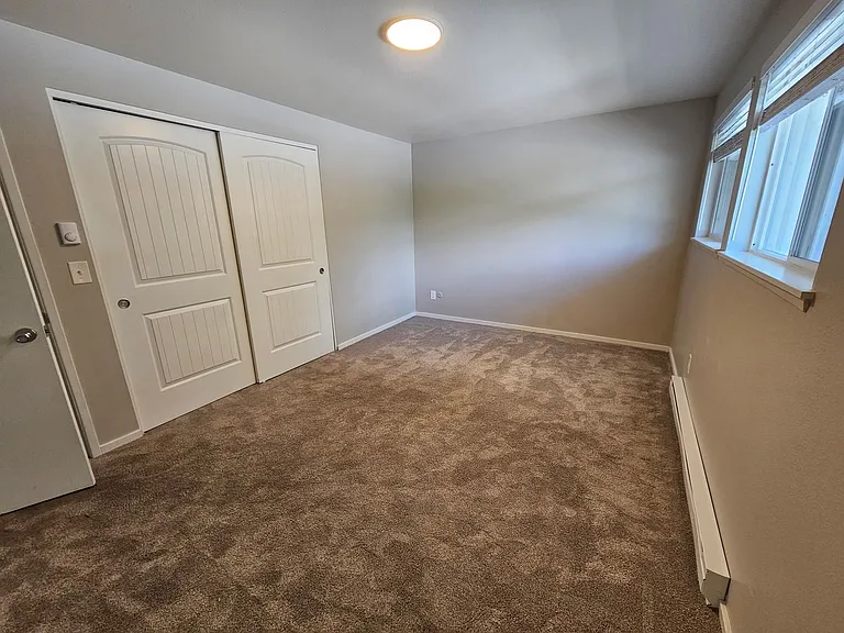 Julee Apartments — Photo 12