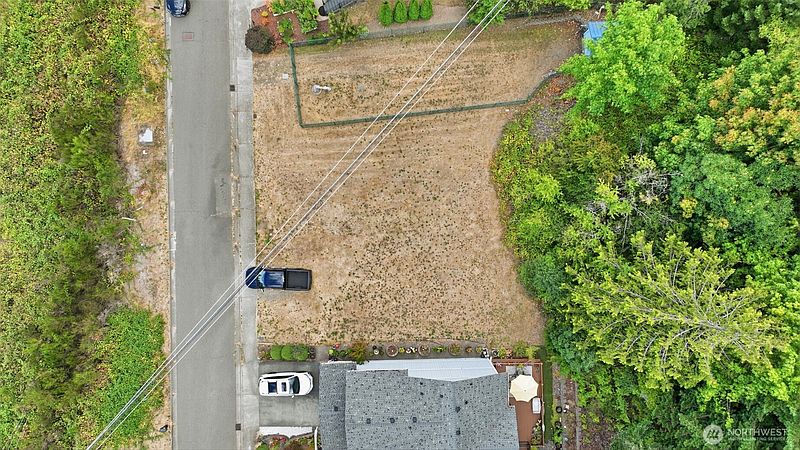 4th image of 1633 & 1637 Sound Ridge Drive