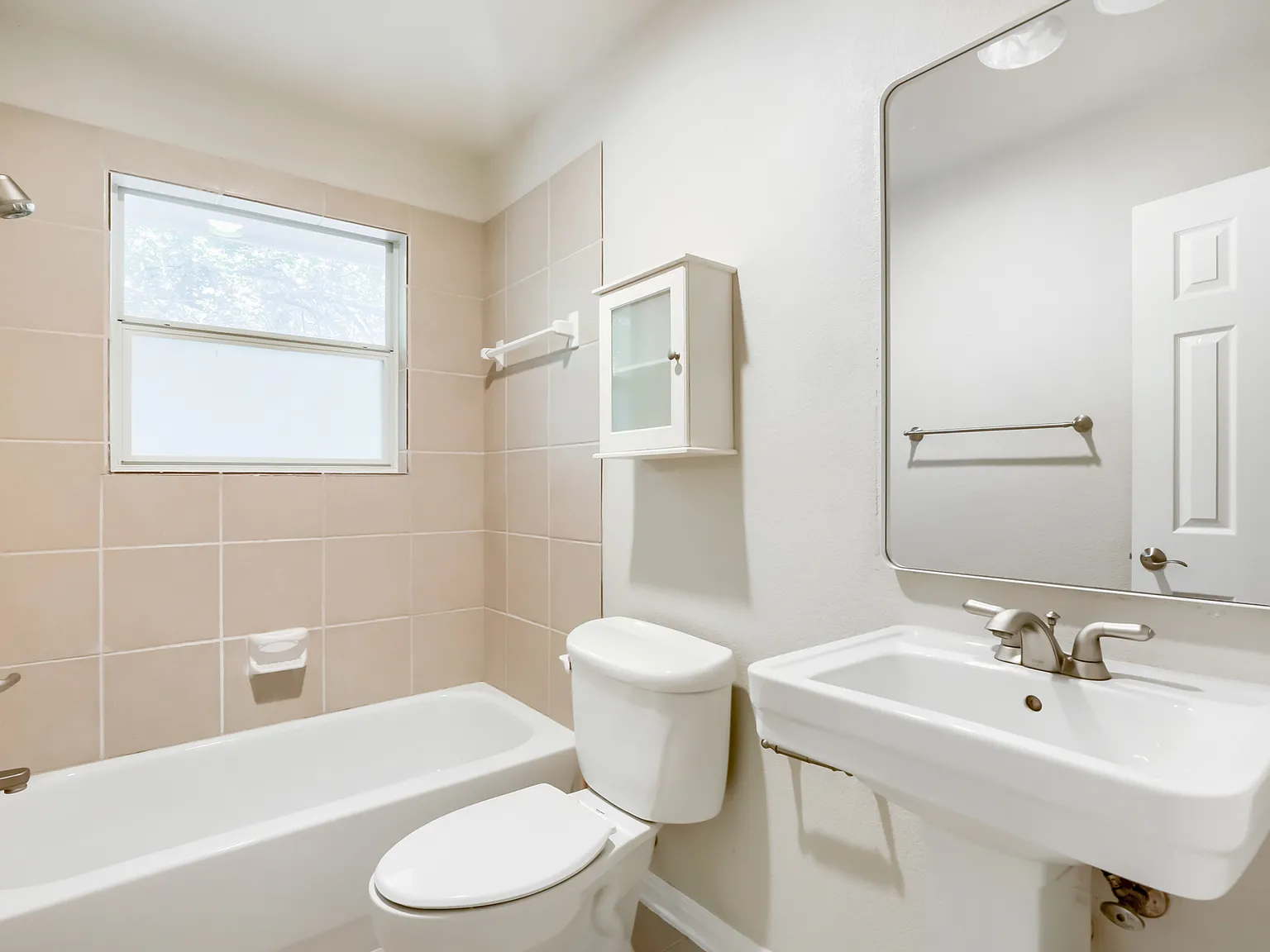 3 bed, 1104 sqft, $2,200 — Photo 4