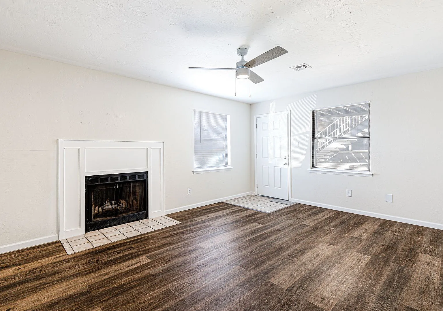 Beautifully Renovated 2bed/2bath Flat — Photo 2