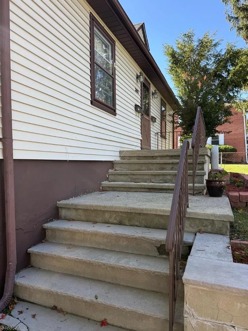 2 bed, 1.0 bath, $2,500 — Photo 2
