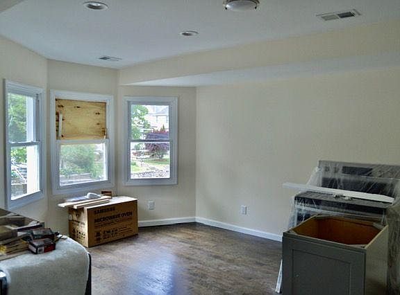 5th image of 90 Harding Ave