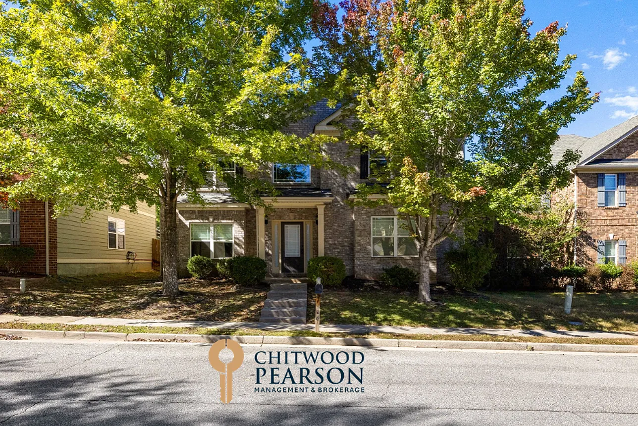 Spacious 5 Bedroom Home in Convenient Newnan Location — Photo 1