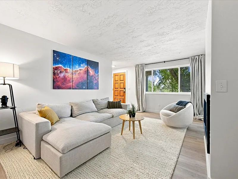 2 bed, 950 sqft, $1,650 — Photo 3