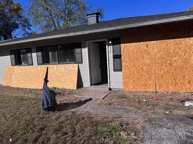 3 bed, 913 sqft, $1,300 — Photo 1