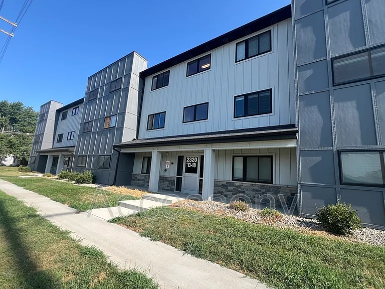2340 Y St #7 — Photo 1