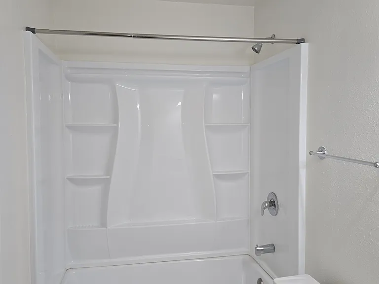 Maple Leaf Apartments — Photo 13