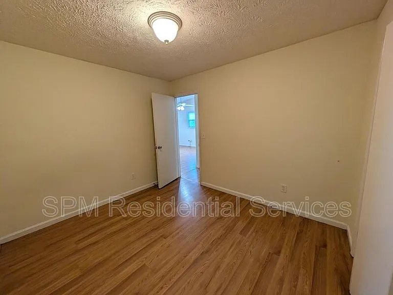 717 Varsity Dr — Photo 10