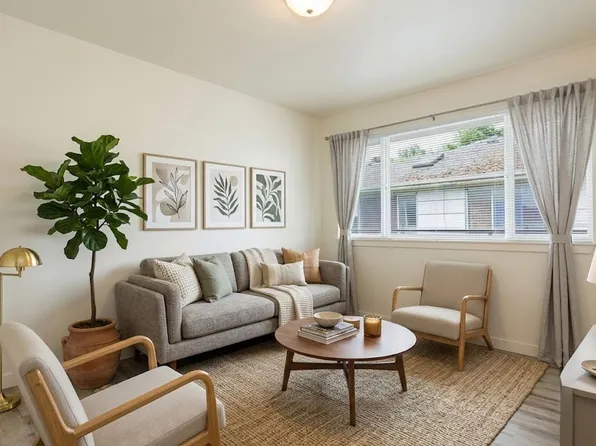 Back Nine Apartments - Located on the west slope of Queen Anne