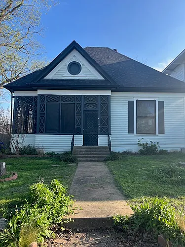 626 W Chestnut St Photo 1