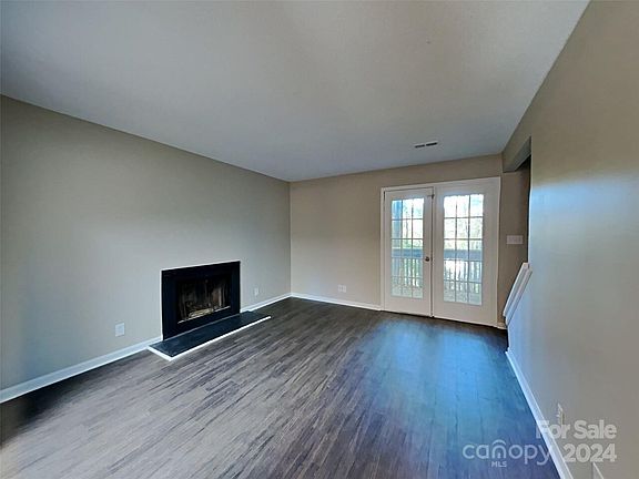 5th image of 928 Hearthridge Ct APT B